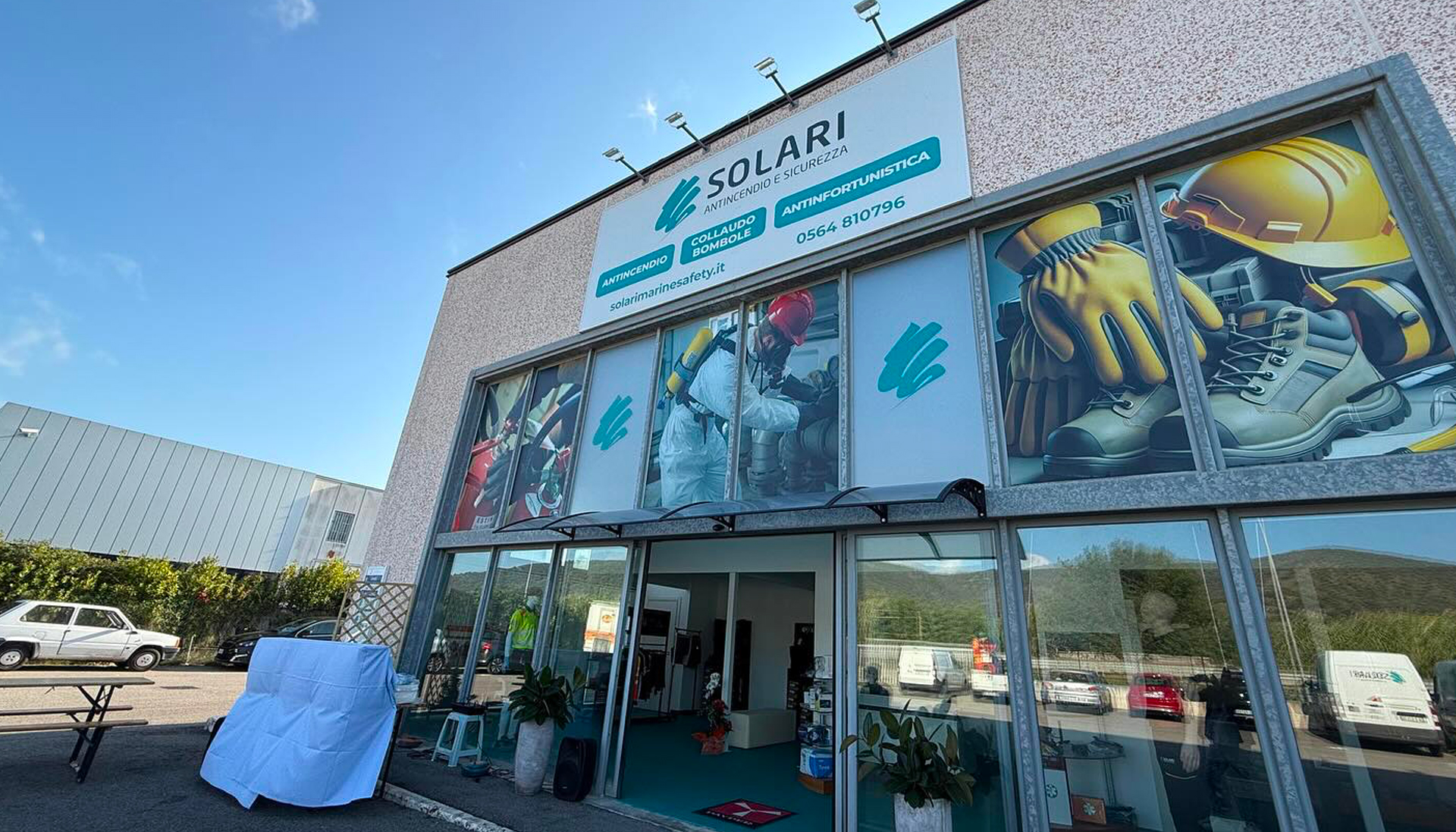 Tecnico specializzato Solaris Safety durante la manutenzione di un impianto antincendio a Livorno